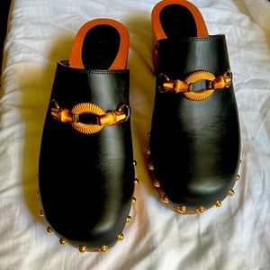 Gucci bamboo horse it clogs.